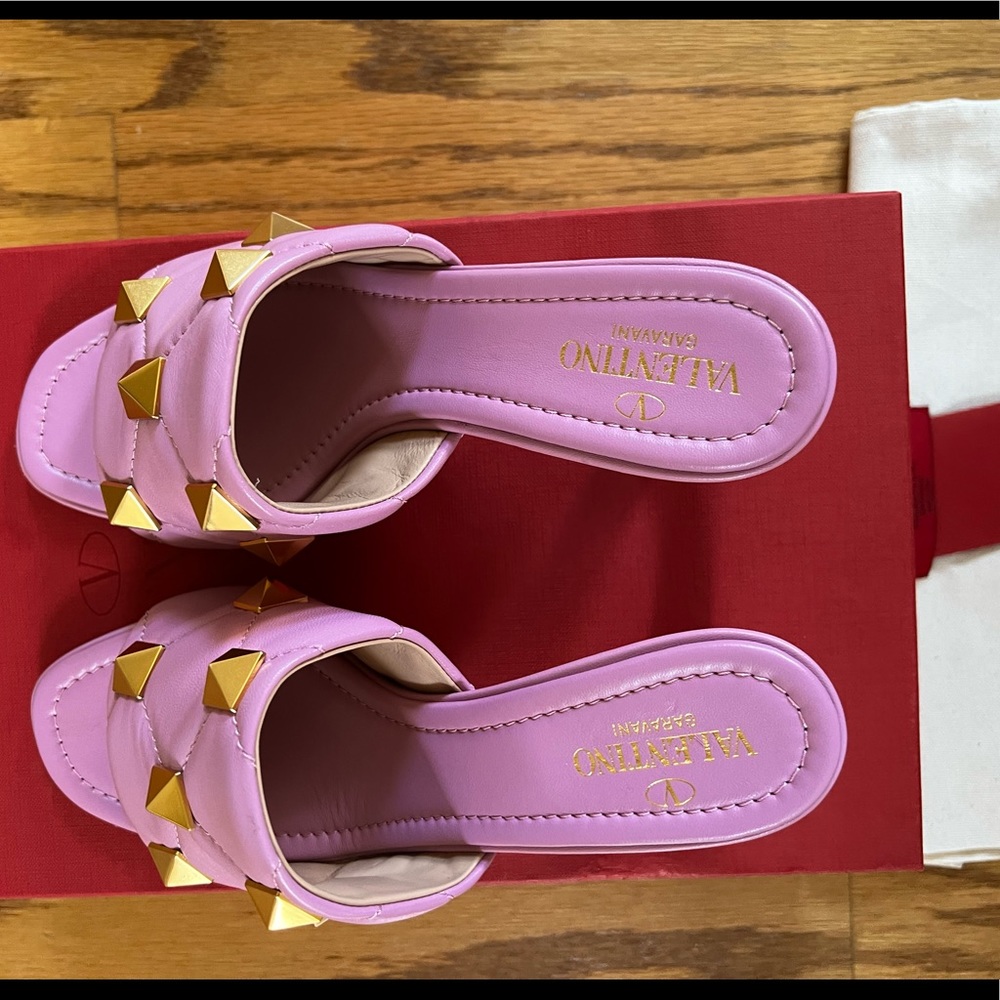 😊SOLD😊Valentino Garavani Roman Stud Quilted Napa Slide Sandals in 36 - Picture 4 of 15